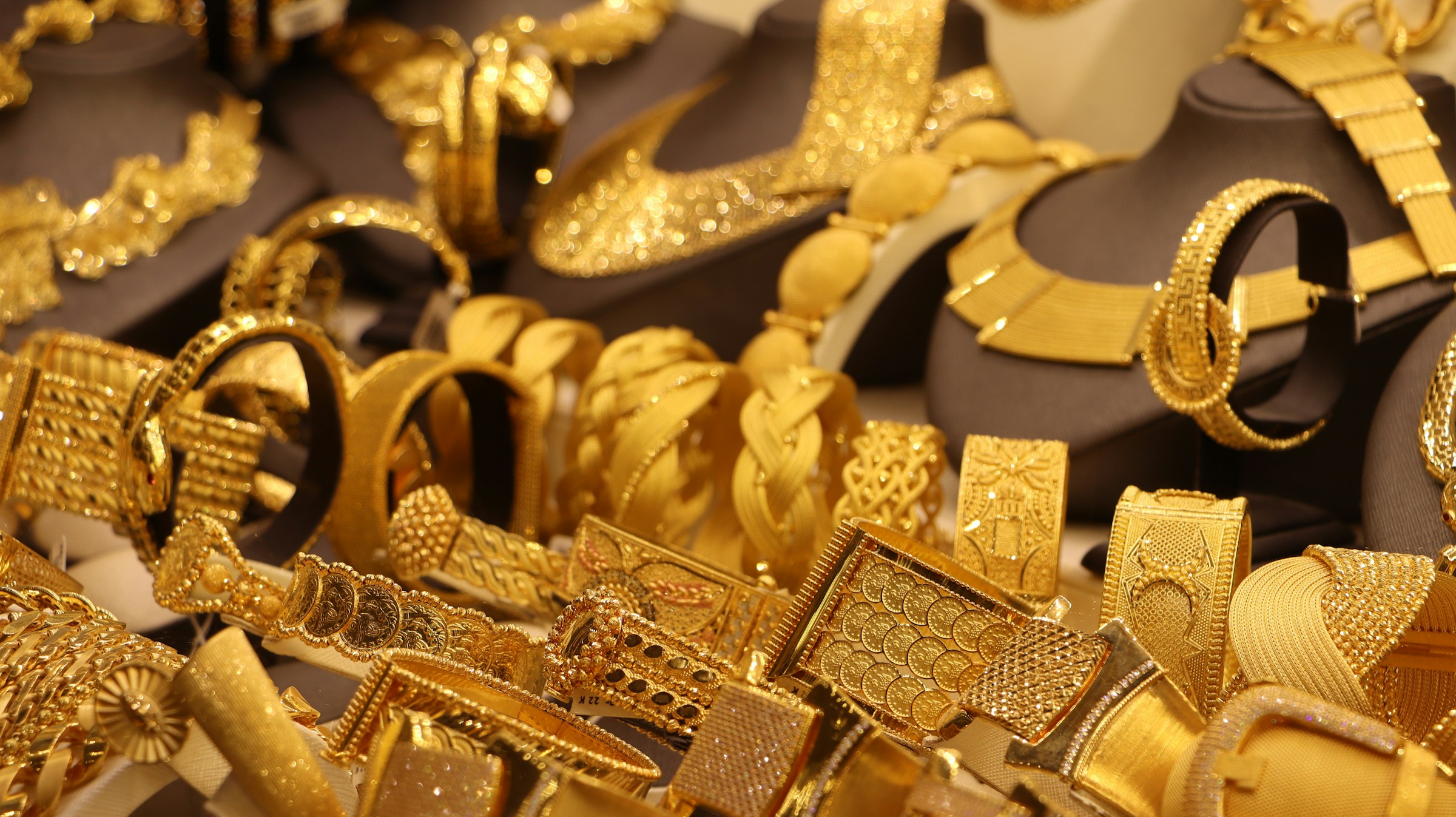 Layered Gold Bracelet Design Ideas For Bold Looks